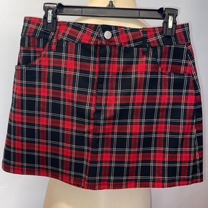 Skirt with 5 pockets zipper a button up in front belt loops.